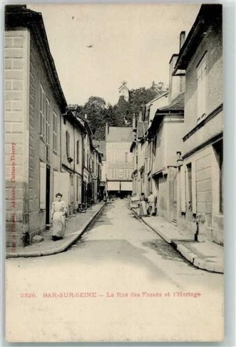 Bar-sur-Seine la Rue des Fosses et l`Horloge