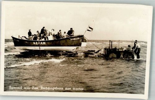 Egmond aan Zee 1930 Boot wird mit dem Trecker in Wasser gebracht