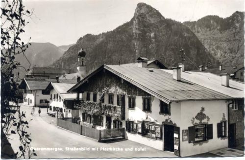 82487 W8103 Oberammergau 1962 - Oberammergau, Straßenbild mit Pfarrkirche und Kofel,C. Schweizer AKU2