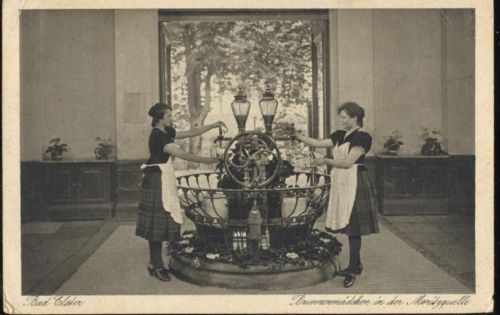 1933 Bad Elster, Moritzquelle in einem Kursaal, zwei -Brunnenmädchen-, Servicekräfte,Franz Landgraf AKU2