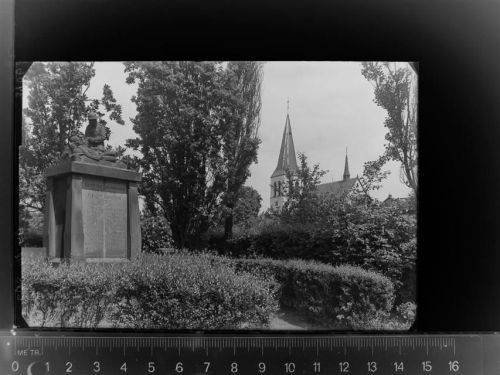 59227 W4730 Dolberg GLASNEGATIV Ehrenmal m. Kirche
