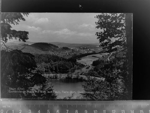 Daun Gemündener Maar m. Blick auf Daun