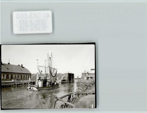 Varel Krabbenkutter zur Schleuse