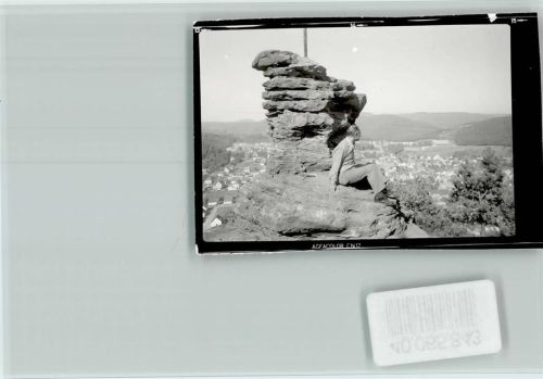 Hauenstein Mann sitzt auf einem Felsblock