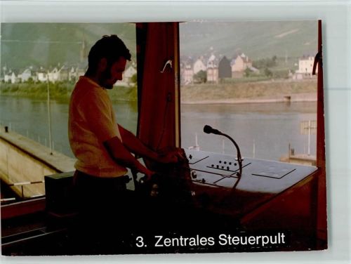 St. Aldegund Mann bedient Zentrales Steuerpult