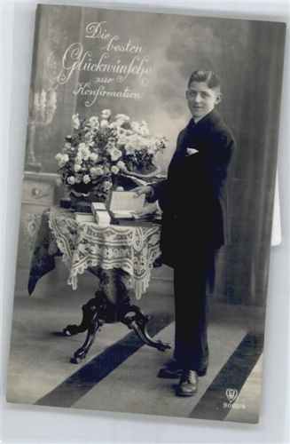 Junge mit Buch Konfirmation