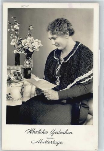 Frau liest Buch