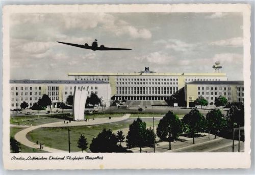 Tempelhof Luftbrücken-Denkmal, Flughafen