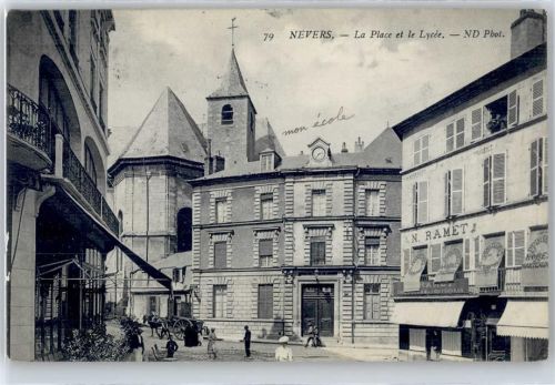Nevers Place, Lycee