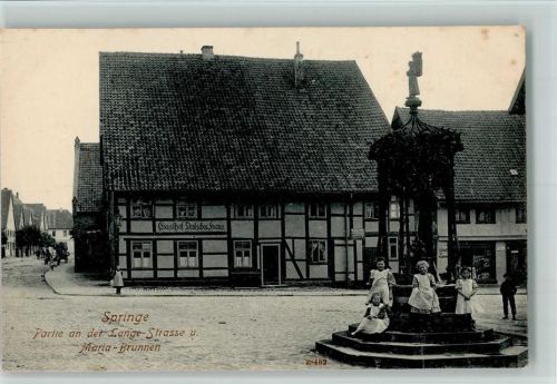 Springe Partie an der Lange-Strasse und Maria-Brunnen Gasthof Deutsches Haus