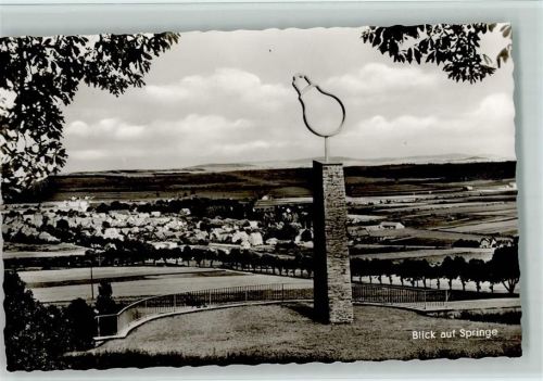 Springe Blick auf Springe Obelisk mit Glühlampemsymbol