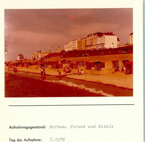 Borkum Strand und Hotels Foto montiert auf Karton