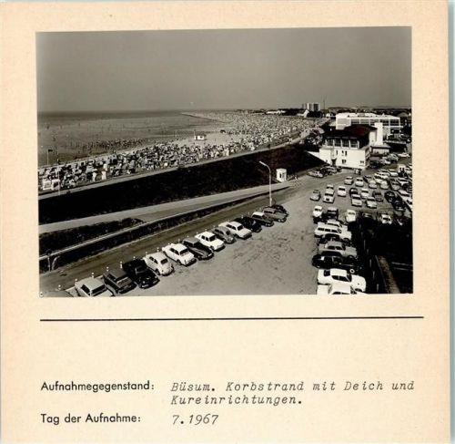 Büsum Korbstrand mit Deich und Kureinrichtungen Autos Foto montiert auf Karton