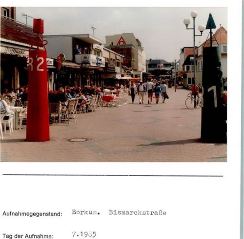 Borkum Bismarckstraße Fußgängerzone Foto montiert auf Karton
