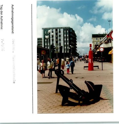 Borkum Bismarckstrasse Anker Fußgängerzone Foto montiert auf Karton