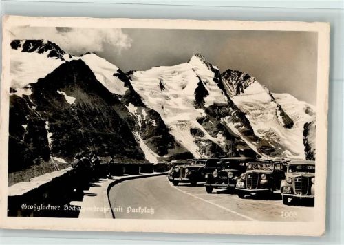 Grossglockner Hochalpenstraße mit Parkplatz Autos
