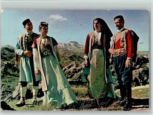 Cetinje Männer und Frauen in Nationaltracht
