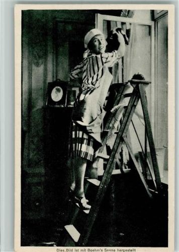 Frau beim Fenster putzen ca 1940 AK