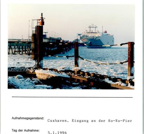 Cuxhaven Winteraufnahme Eisgang an der Ro-Ro-Pier Foto montiert auf Karton