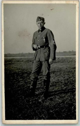 Soldat mit Hakenkreuzbinde AK WK II