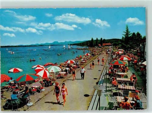 Waging Seepromenade am Strandkurhaus im Hintergrund Salzkammergut-Berge