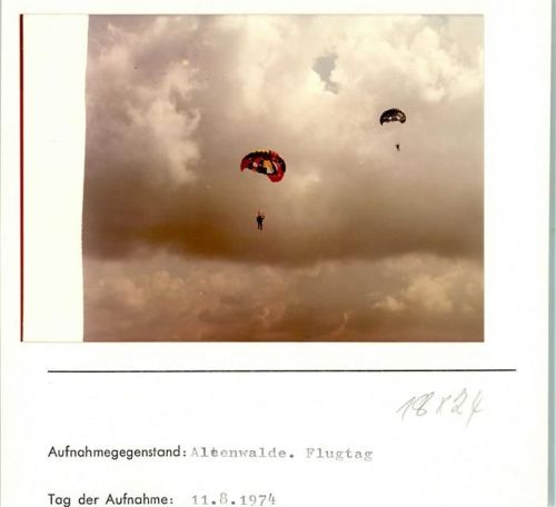 Altenwalde Segelflugplatz Flugtag Falschirmspringer Foto montiert auf Karton
