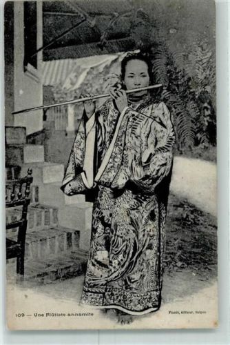 Saigon Tracht Flötenspielerin