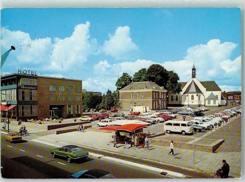 Veenendaal Hoofdstraat met markt