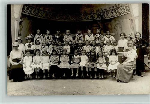 Gruppenfoto mit einer Schulklasse und Lehrern? Pfotograph Kunstanstalt Dessonneck