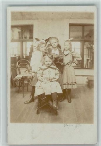 1910 Mädchen mit einem Bilderbuch AK