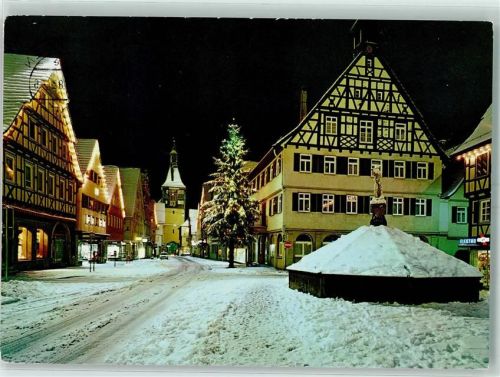 Winnenden Marktplatz Brunnen Fachwerkhaus Winter Nacht Weihnachtsbaum