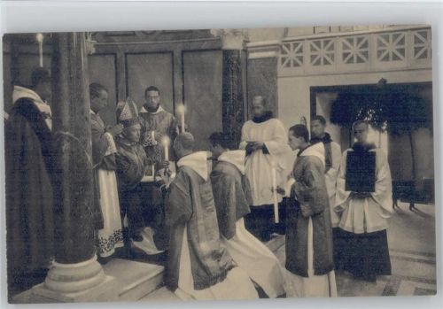 Pax Christi - Die Priesterweihe, beim Offertorium opfern die Neugeweihten dem Bischof ihre Kerzen