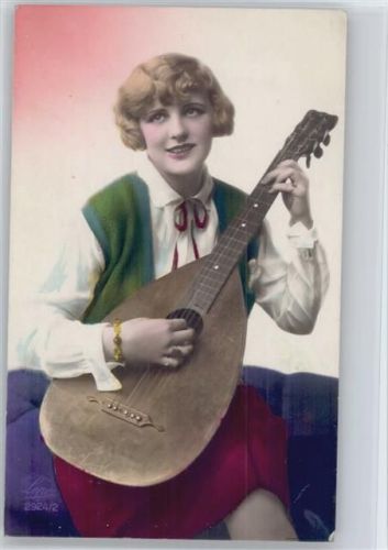 Foto Ak Frau mit einer Laute