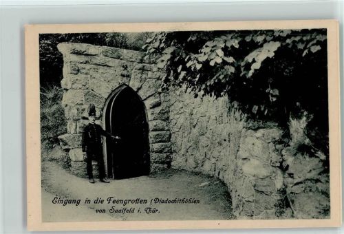 1923 Tropfsteinhöhle, Feengrotten Eingang mit Wächter
