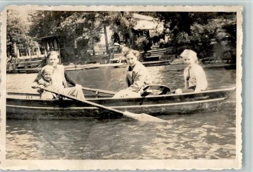 Familie mit Kindern im Ruderboot, Ausflug ca 1956 Foto AK