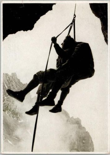 1940 Deutsche Bergwacht Nr.2 - Der Verletzte wird frei über einen Überhang abgeseilt