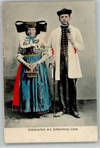 1910 Volkstracht Mann mit Pfeife und Spazierstock, Frau mit einem Korb