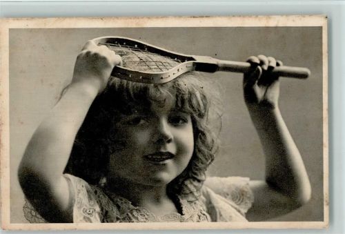1916 kleines Mädchen mit einem Tennisschläger
