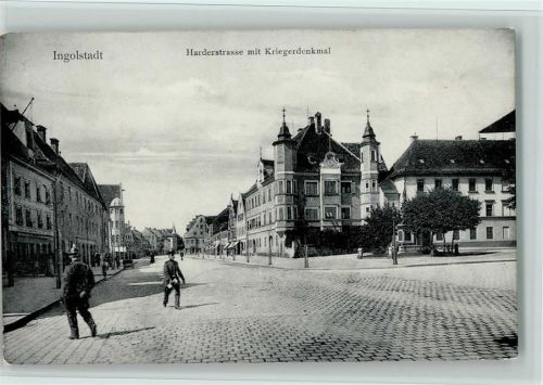 85049 W8070 Ingolstadt , Donau 1910 - Harderstrasse mit Polizist, Kriegerdenkmal, gute Erhaltung AK