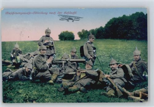 WK I - Maschinengewehrabteilung nach der Schlacht - Soldaten ruhen sich aus - am Himmel ein Flugzeug