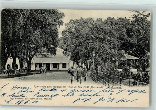 Makassar 1905 Plantsoen met muziektent vóór de Societeit Harmonie
