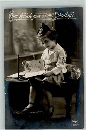 1930 Amag Serie 63506-1 - Erster Schultag - Schultüte - Mädchen im Klassenzimmer mit einem Rechenschieber , Schulpult, Fibel Foto AK
