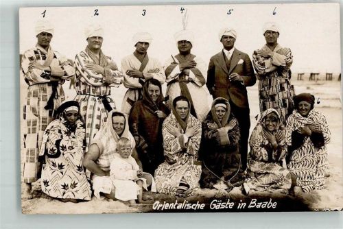 Baabe Orientalische Gäste im Bademantel Satire Strandleben