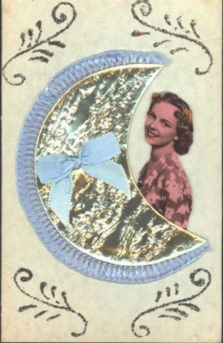 Klapp-AK mit montiertem Halbmond und Frauenfoto, Applikation Schleife aus echtem Stoff, Glimmer