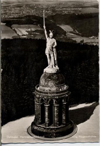 1958 Detmold, Nordrhein-Westfalen: Luftbildaufnahme des Hermannsdenkmals (monument), Landschaftspanorama, Foto-Ak Nr. 29267 b,Aero Bild
