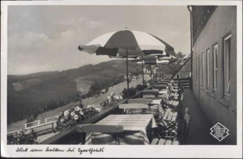 08248 O9650 Aschberg 1937 - Aschberg, Sporthotel Waldgut, Blick vom Balkon, Sonnenschirm,Gustav Kohlert AKU2