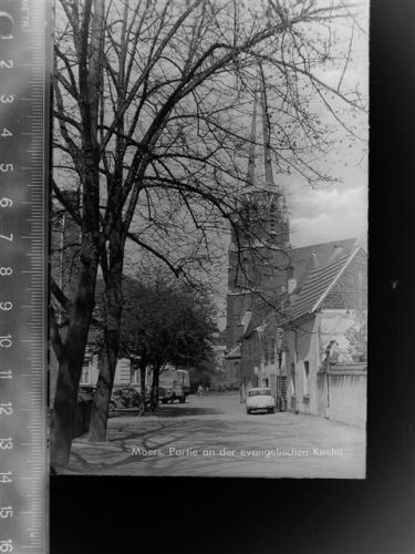 Moers Partie an der Ev. Kirche