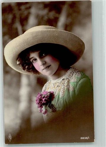 Portrait einer jungen Frau mit breitkrempigem Hut und Blume am Revers PFB 2838/1