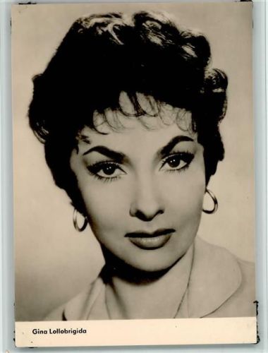 Gina Lollobrigida trägt Creolen Ohrringe