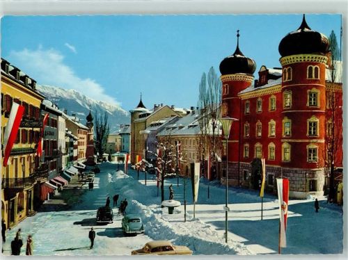 Lienz Stadtplatz Winter Fahnen